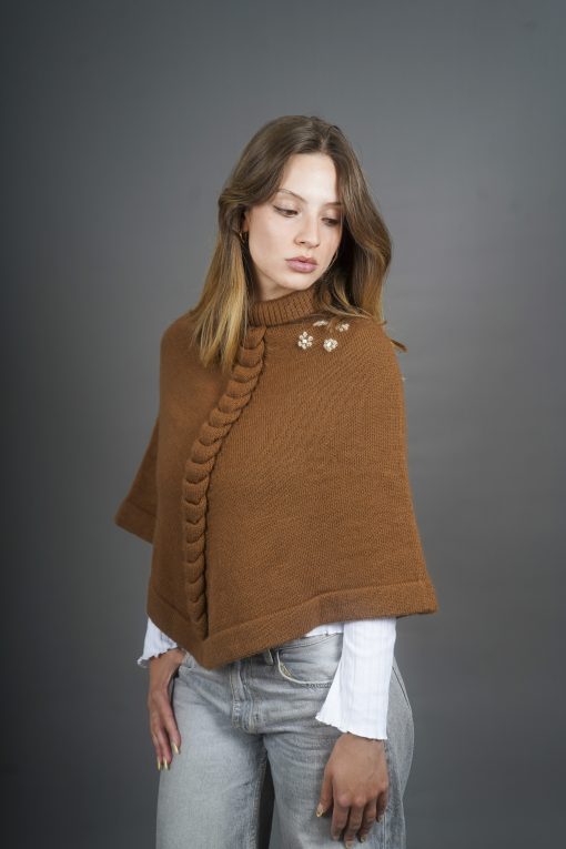 poncho-marron-con-corazon